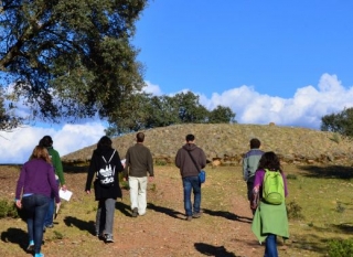 Personas en Dolmen del Pozuelo.jpg